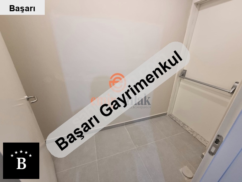 Başarı'dan  erenköy'de tren yolunun altinda sifir bi̇nada geni̇ş 2+1