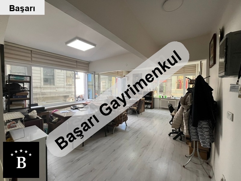 Başarı'dan caferağa moda cad cepheli̇ 1kat  büro ofi̇s merkezi̇ konumda