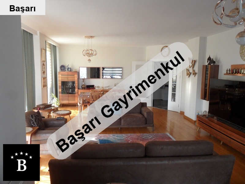 Başarı'dan bostanci 5yaşinda i̇skanli 175m2 kombi̇li̇ balkonlu 52m2salonlu 3+1