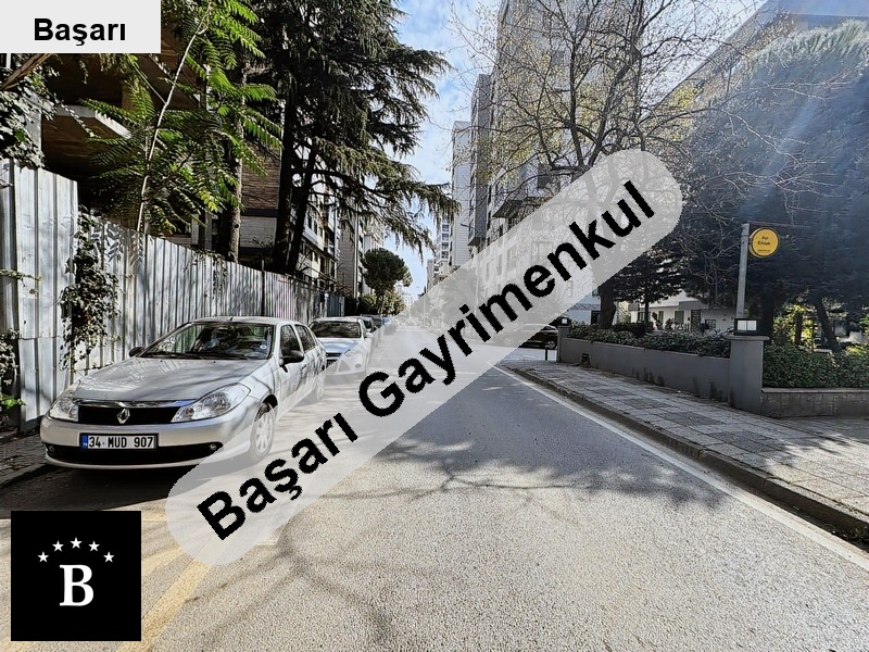 Başarı'dan sifir bi̇nada yaya  araç trafi̇ği̇ni̇n yoğun ön kullanimli boş
