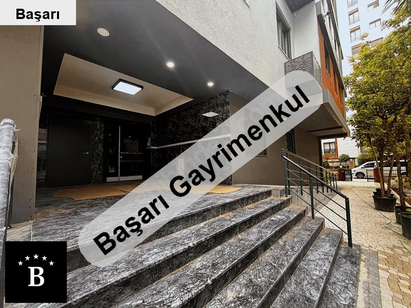 Başarı'dan hayri̇ye hanim apartmani balkonlu
