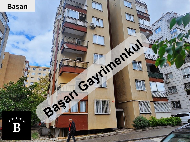 Başarı'dan gösteri̇ merkezi̇ arkasi metroya yakin bahçe kati