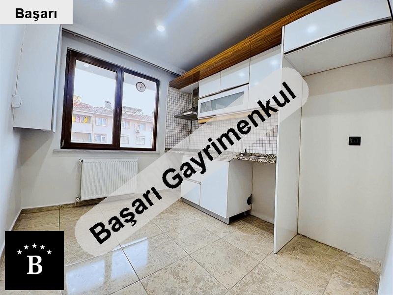 Başarı'dan bostanci spori̇umda arakat ayri mutfak otoparkli 2+1