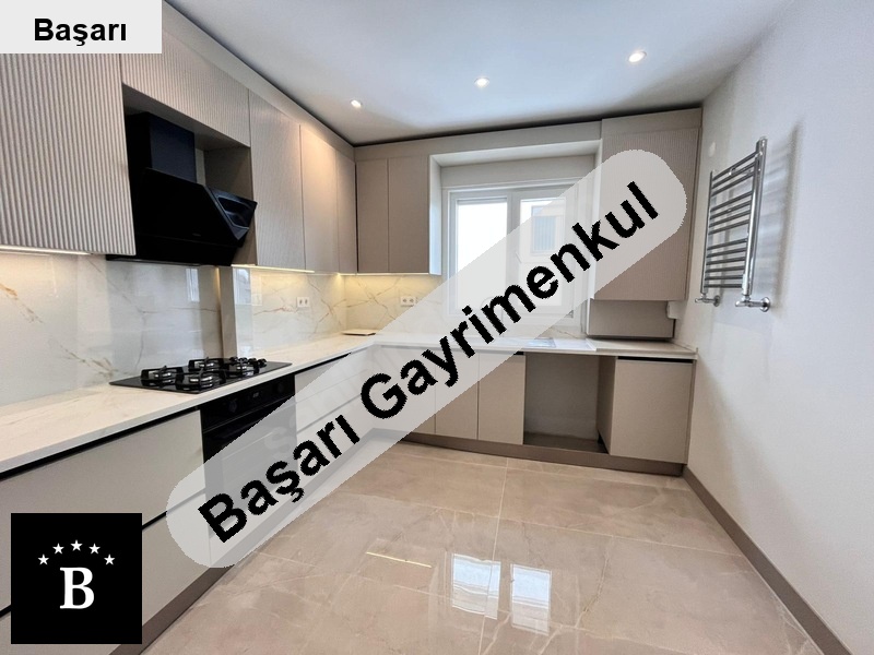 Başarı'dan tempo'dan kocayol si̇nde genç bi̇nada 145m2 3+1 lüks dai̇re