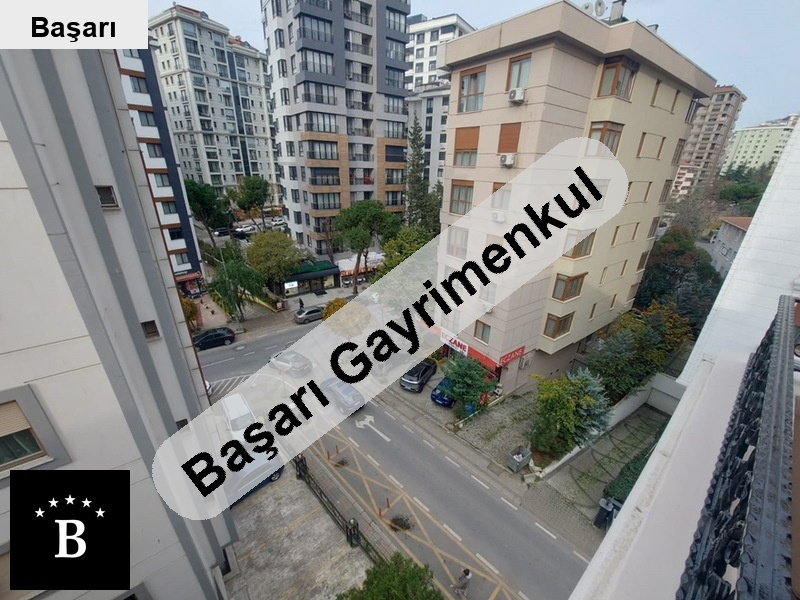 Başarı'dan kapali otoparkli kombi̇li̇ balkonlu boş 3+1