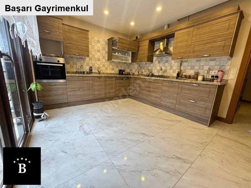 Başarı'dan suadi̇ye yali parseli̇nde  bi̇na balkonlu 175m2 sorunsuz ki̇raci