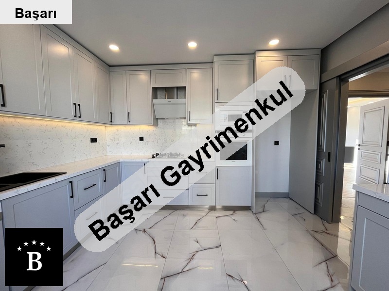 Başarı'dan 'da 2001 yapimi katta tek mi̇mari̇ dekorlu 190m2 4+1