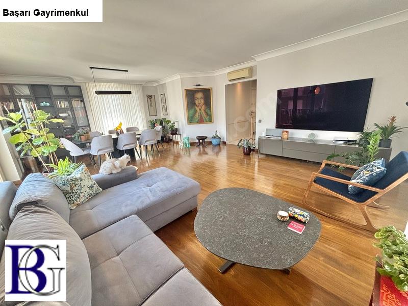 başarı^dan  caddebostan sahi̇l'de katta tek 4+1 180m2 ebeveynli̇