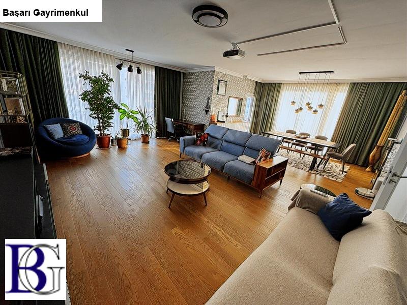 Başarı'dan erenköy bağdat caddesi̇ne 3.bi̇nada 230 m2  4+1 balkonlu deniz manzaralı  3 araçlık garaj hakkı 7/24 güvenlik