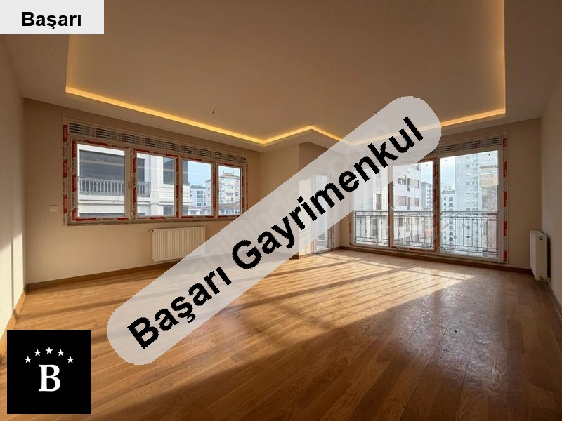 Başarı'dan suadiye kaptan arif sok'da ebanyolu ön cephe balkonlu 140m2 boş