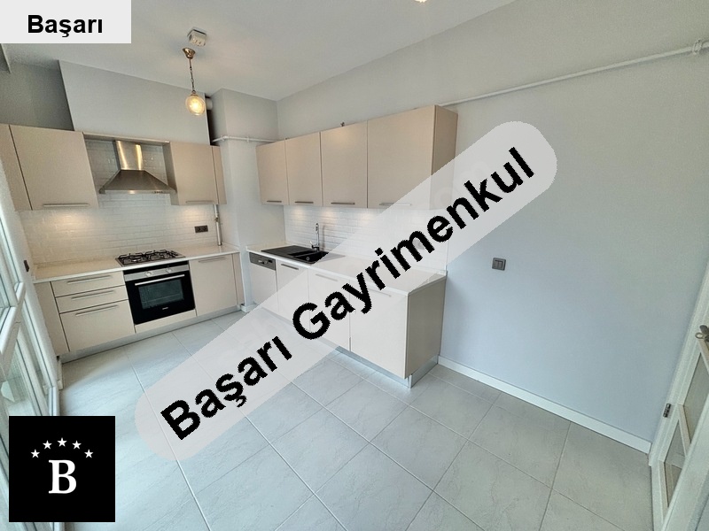 Başarı'dan  alternati̇fsi̇z bağdat'a marmaray'a yakin 110m2 2+1 boş