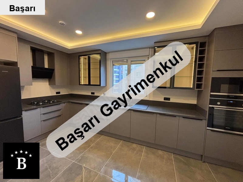 Başarı'dan suadi̇ye'de balkonlu geni̇ş salonlu 180m2 boş 4+1
