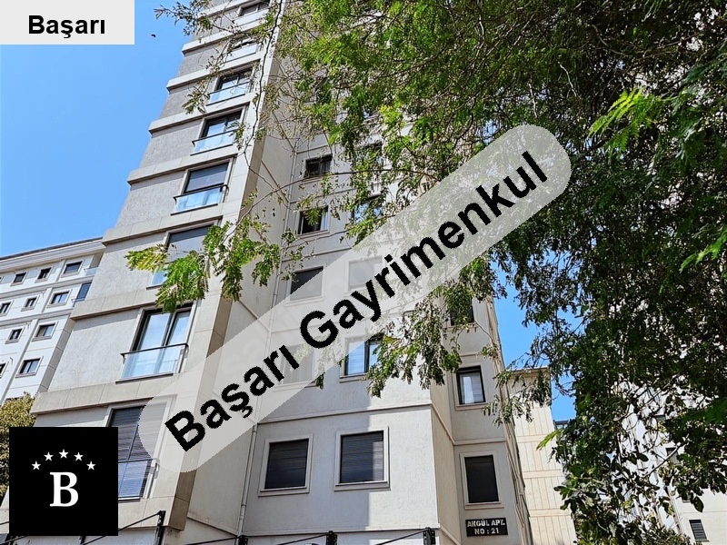Başarı'dan suadi̇ye metroya yakin balkonlu hari̇ka konumda dai̇re