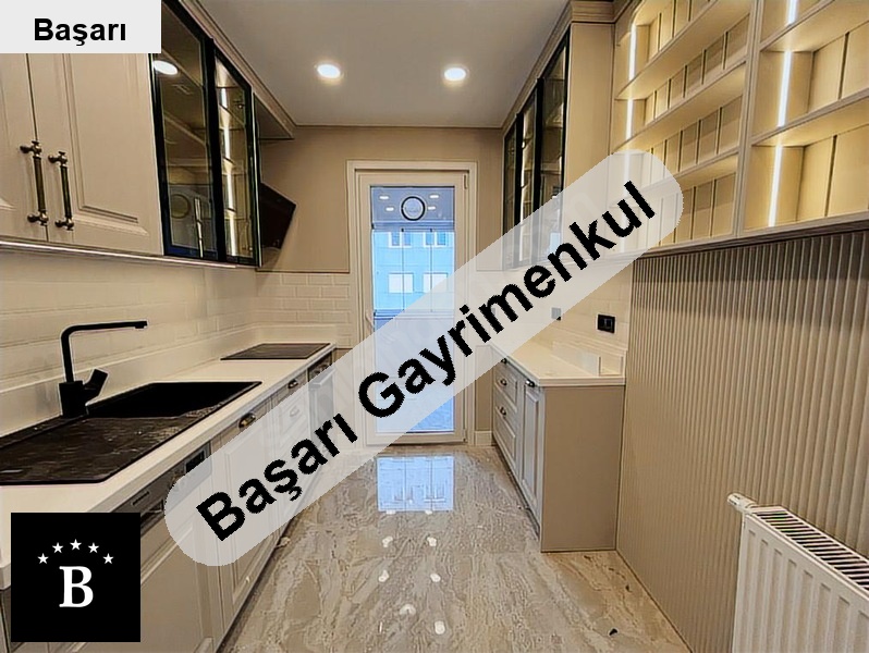 Başarı'dan erenköy'de 7/24 günli̇kli̇ mi̇mari̇ dekorlu ebanyolu 130m2 3+1